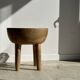 Chaise quadripode assise ronde à petit dossier en manguier naturel monoxyle