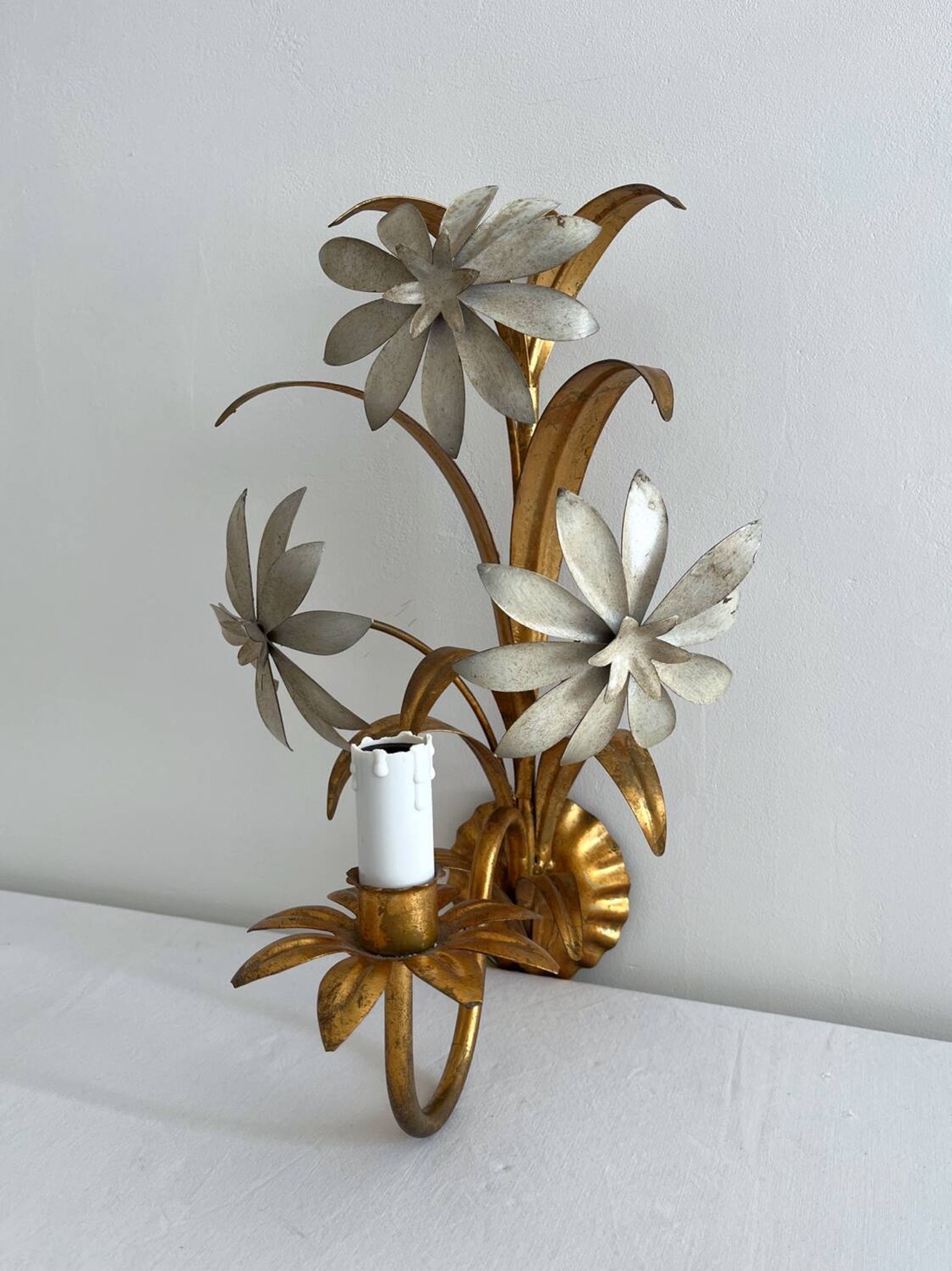 Vintage Hollywood Regency gold metal leaf wall sconce.