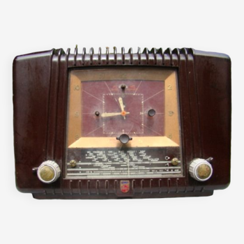 Philips radio set in vintage bakelite.