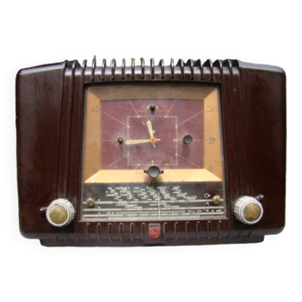 Philips radio set in vintage bakelite.