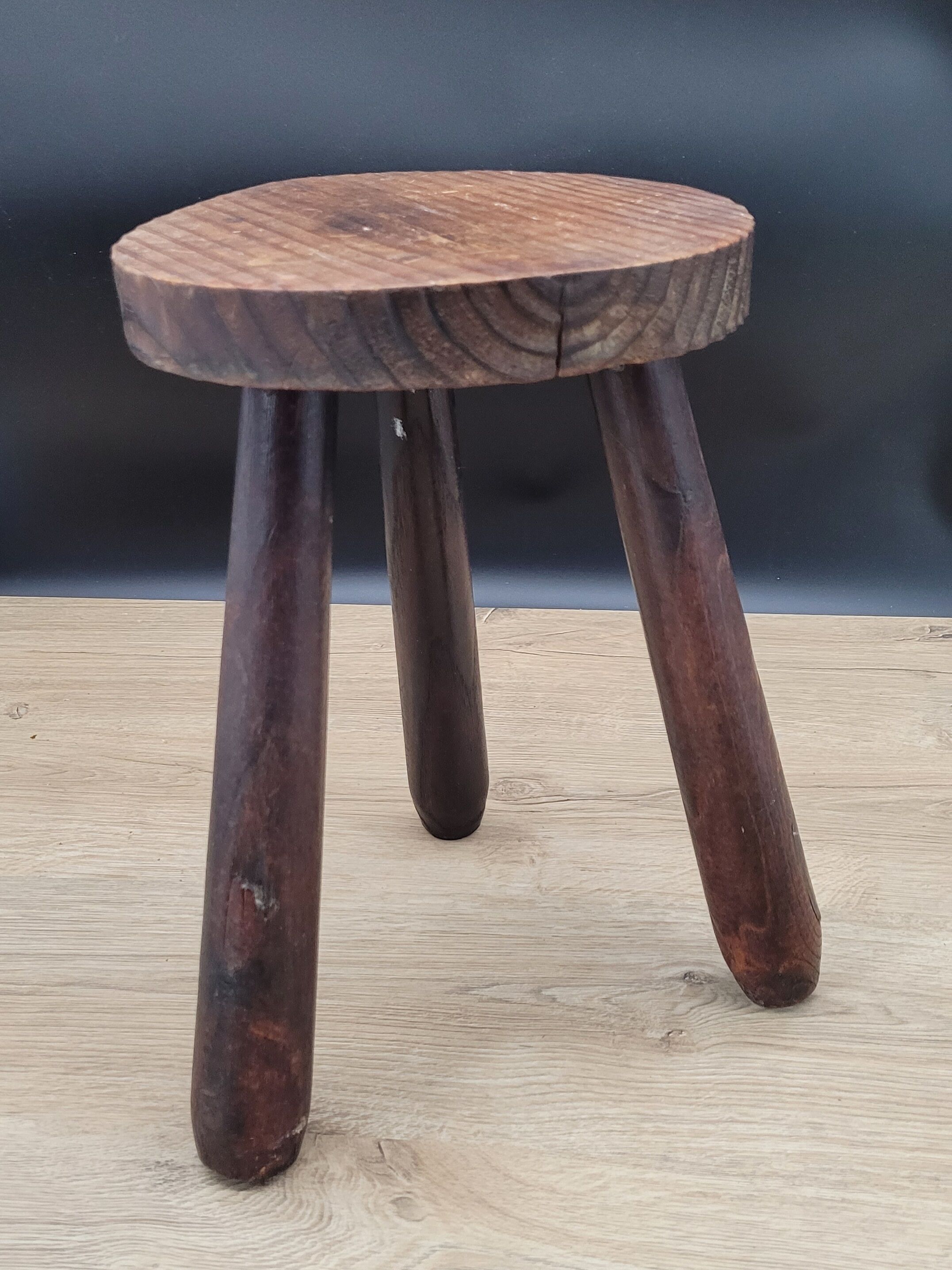 Low stool tripod feet pencil