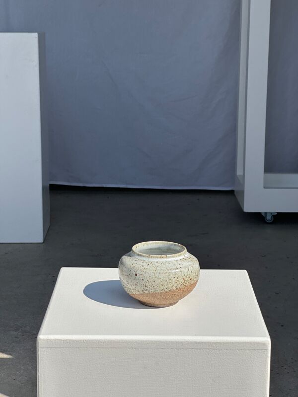 Petit vase blanc boule col resserré en céramique mouchetée glacée