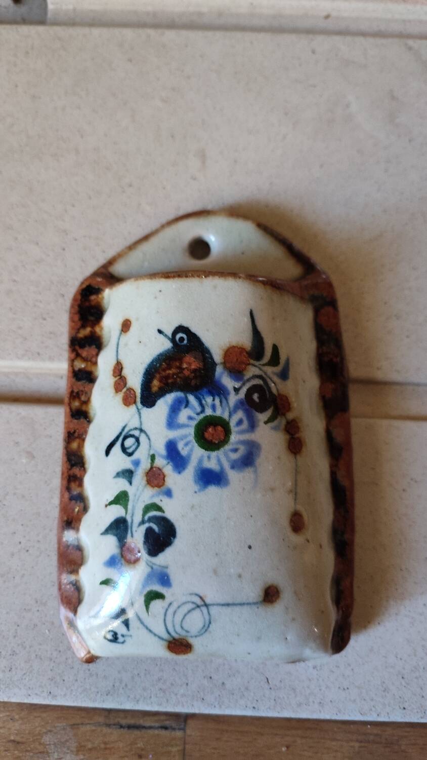 Petit vase mural en céramique