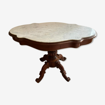 Pedestal table