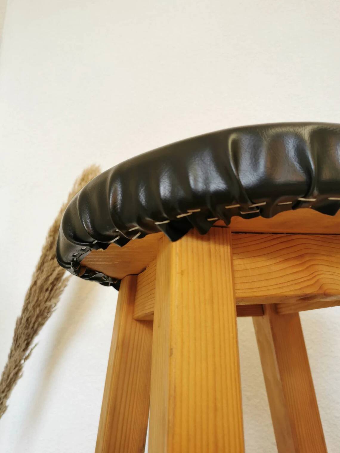 Tabouret de bar vintage en bois : assise en cuir noir, style bistrot des années 50