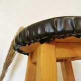 Tabouret de bar vintage en bois : assise en cuir noir, style bistrot des années 50