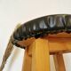 Tabouret de bar vintage en bois : assise en cuir noir, style bistrot des années 50
