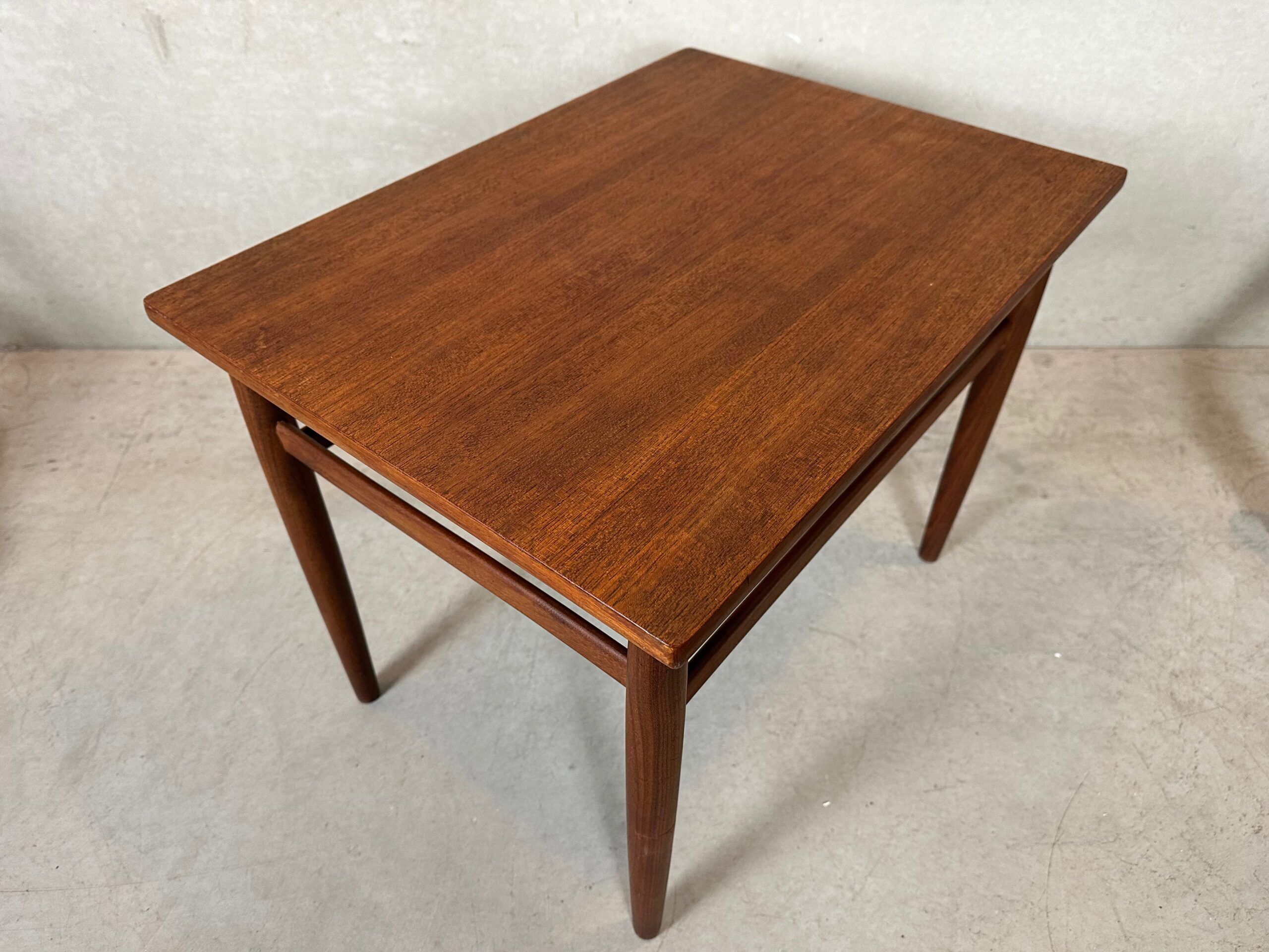 Table d'appoint vintage – Teck – O.M.F.