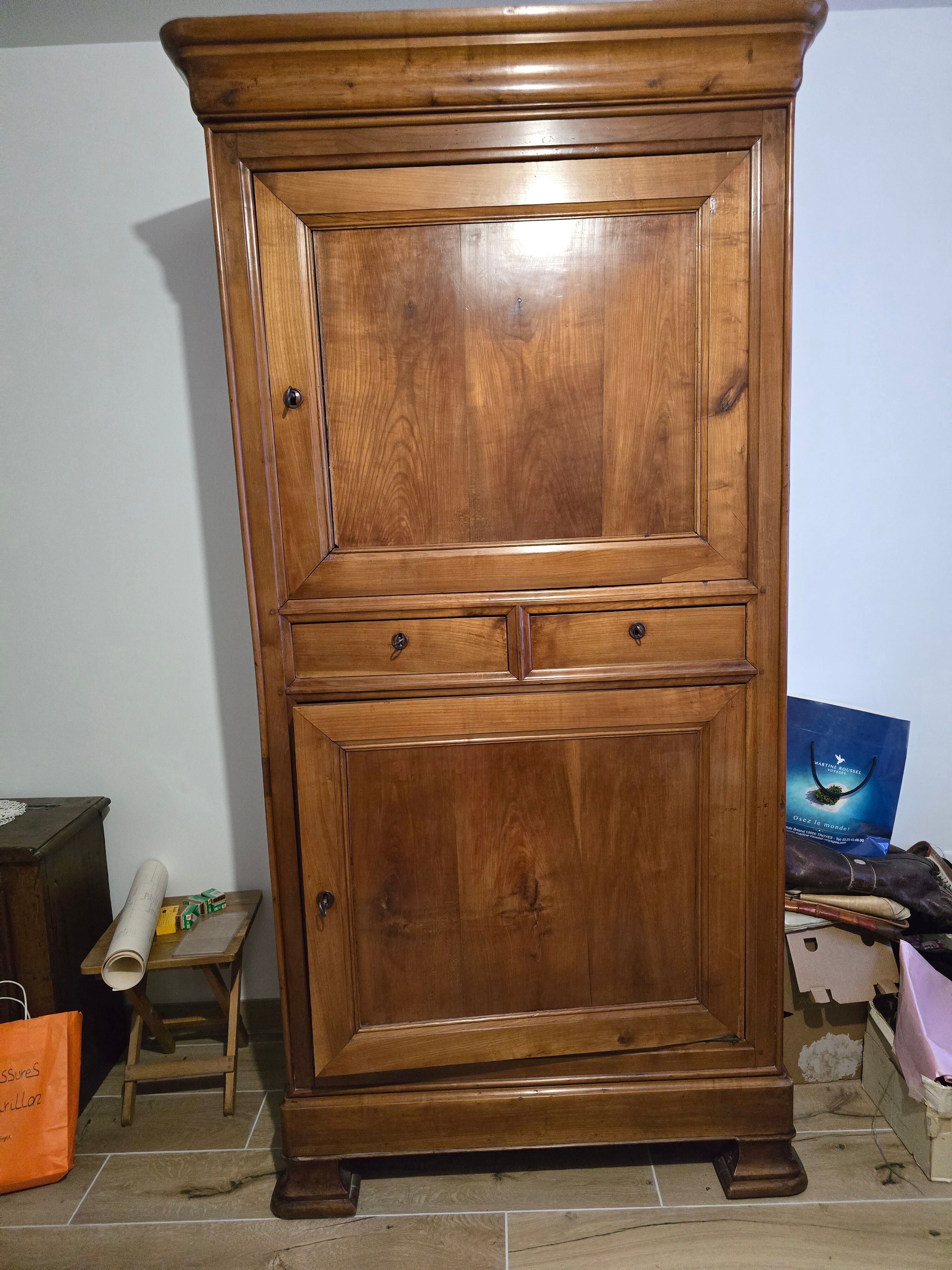 Armoire type cabinet vendéen, en bois massif
