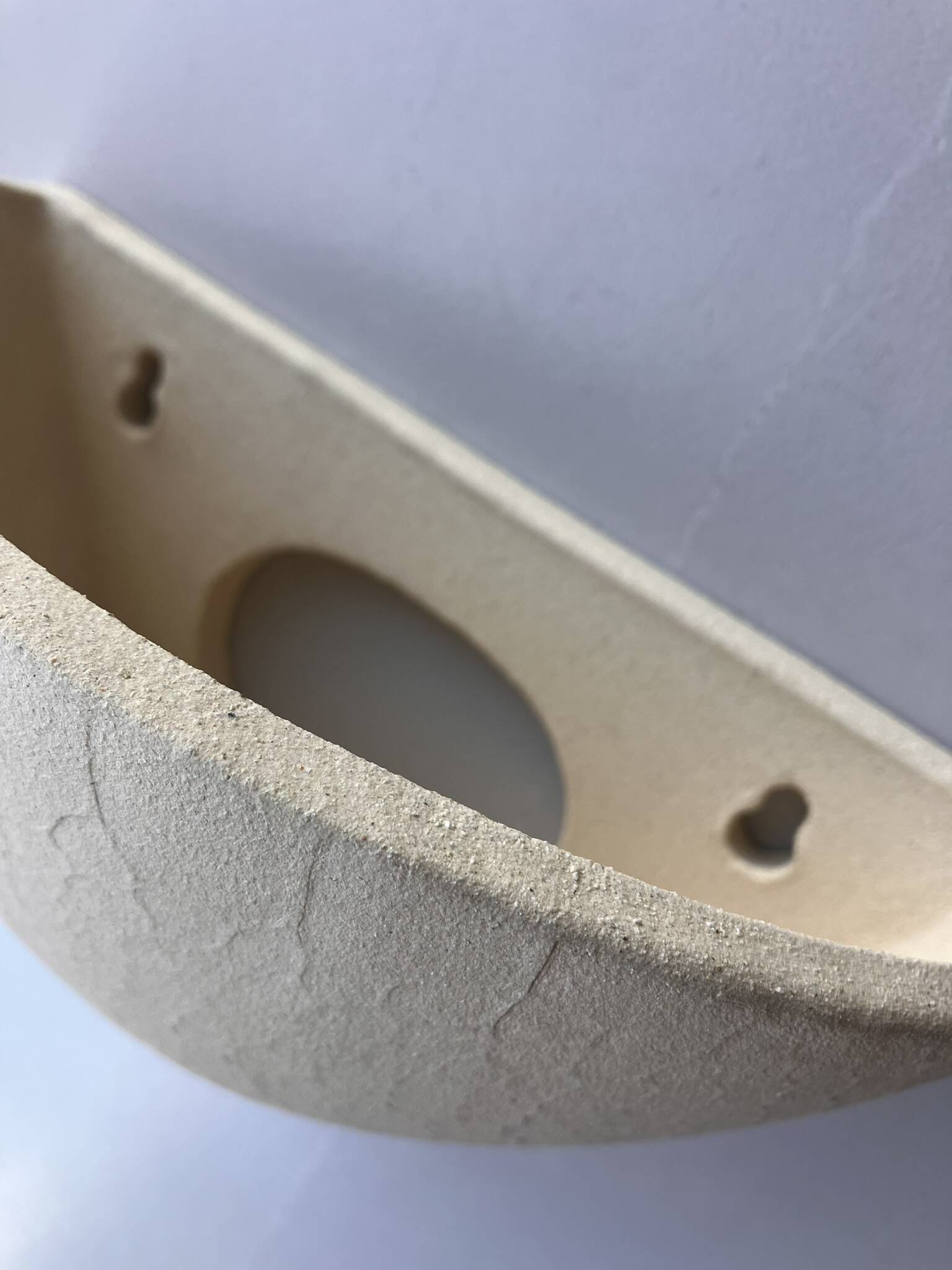 Applique en céramique artisanale empreinte croco coloris beige clair