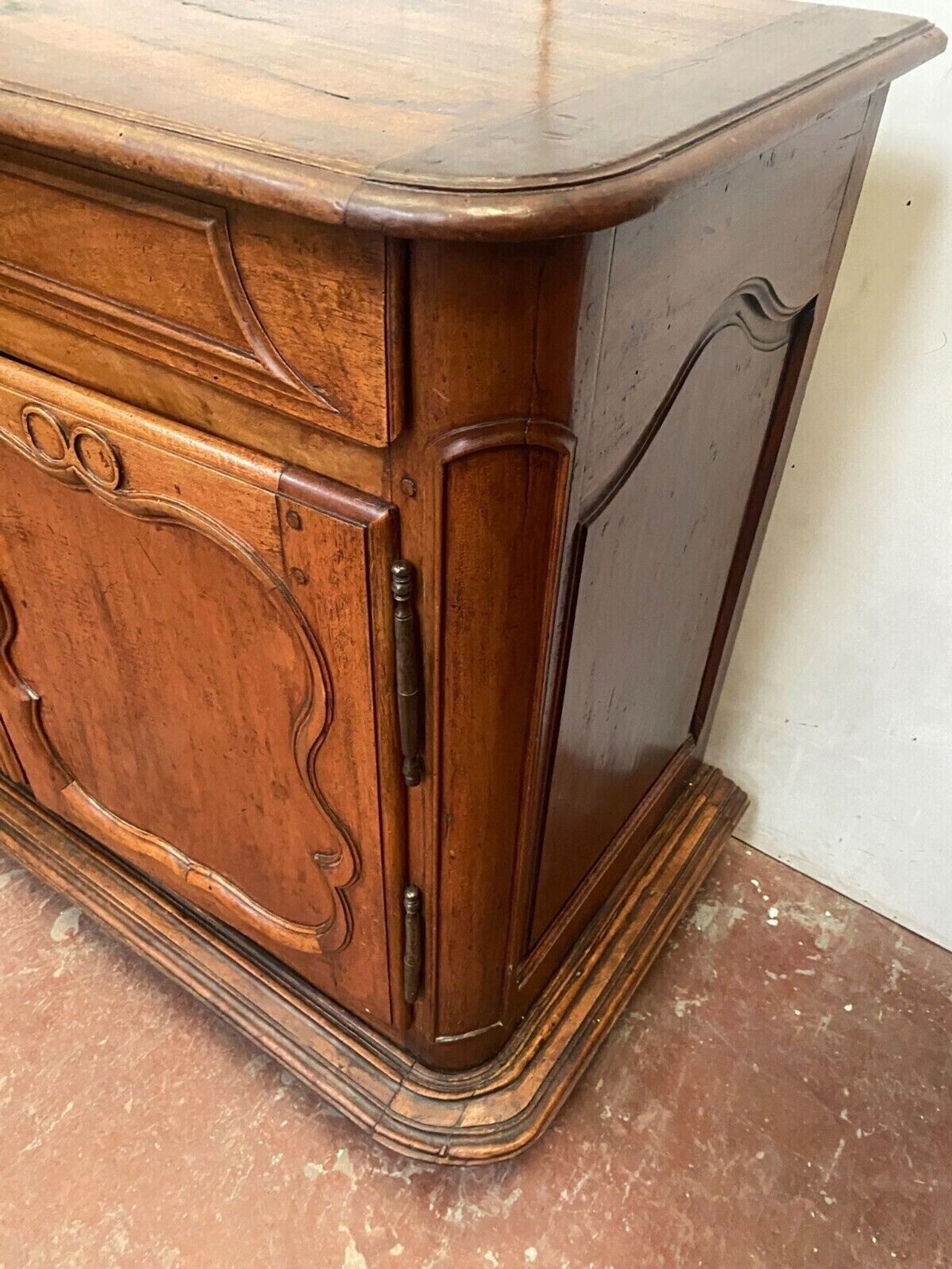 Buffet de stryle Louis XIV en noyer massif XIX siècle