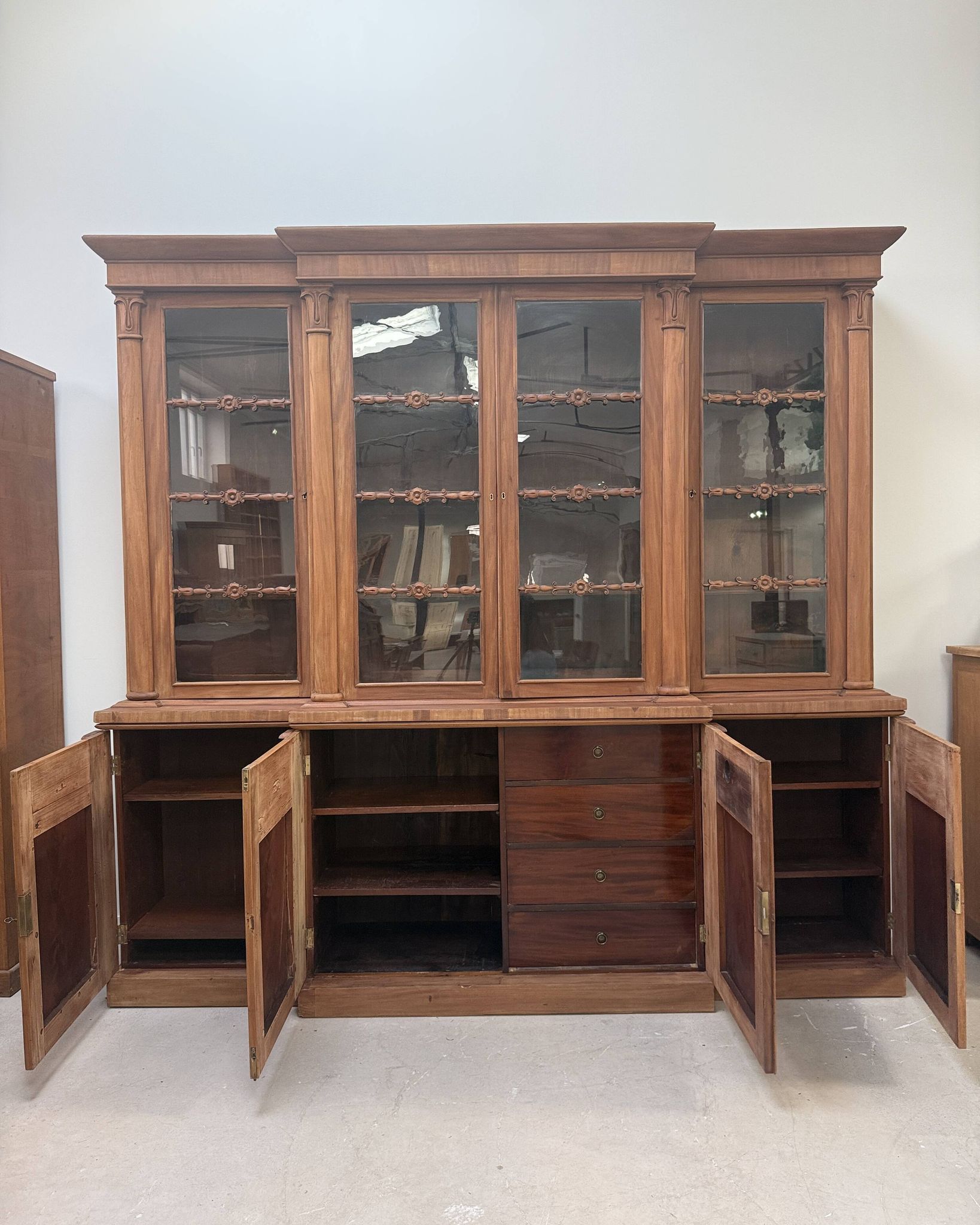 Large English library with a projection (renovated)