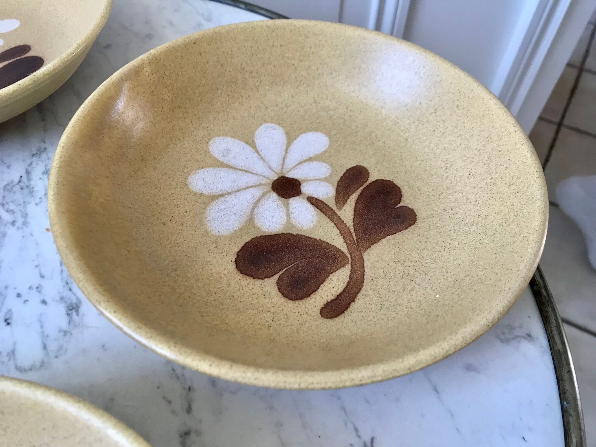 Set of 4 hollow plates in sandstone flowers painted 70s