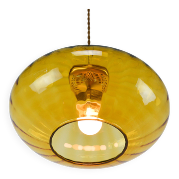 Lampe suspendue en laiton et verre ambre du milieu du siècle