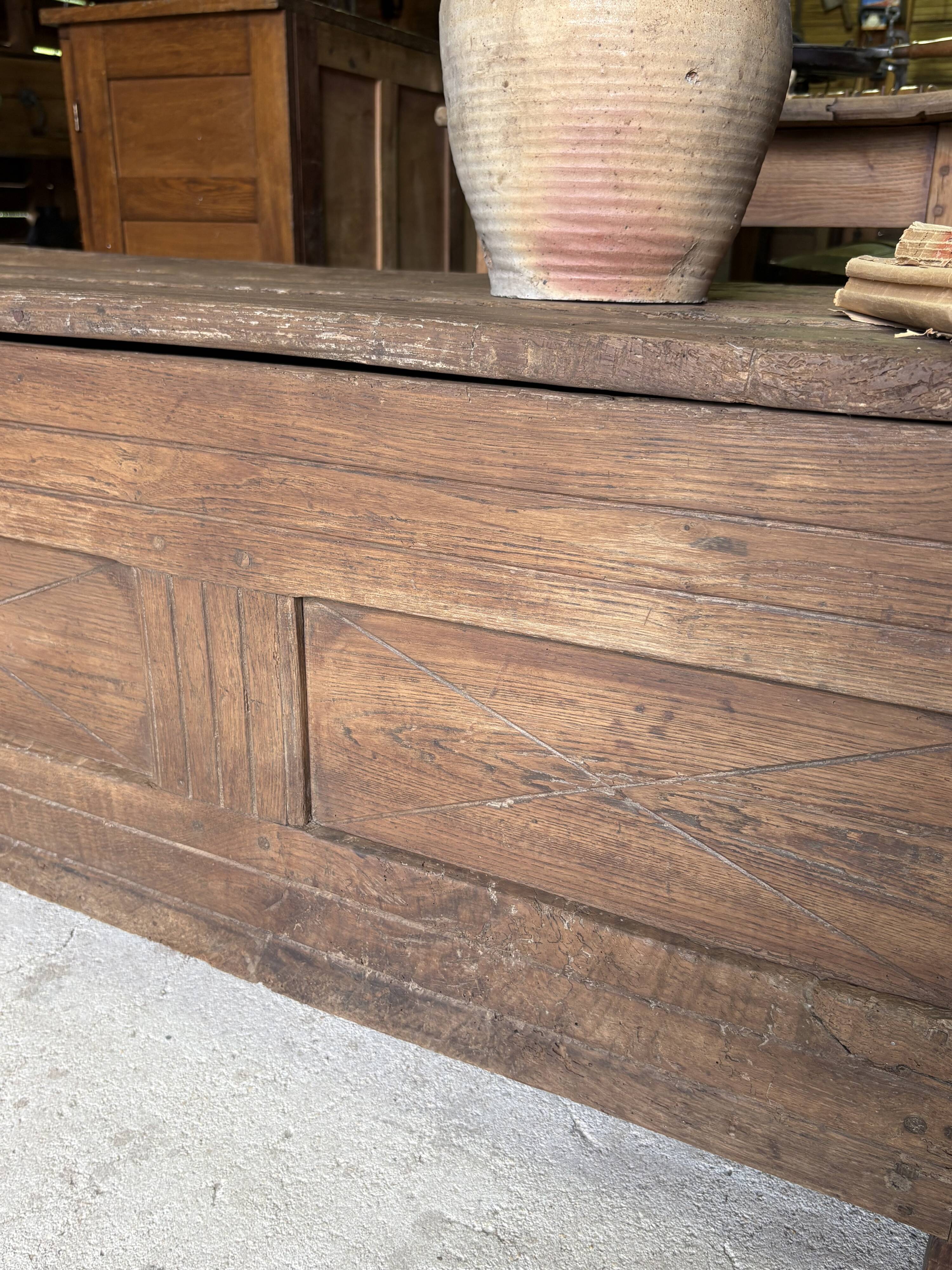 Maie ancienne en bois massif