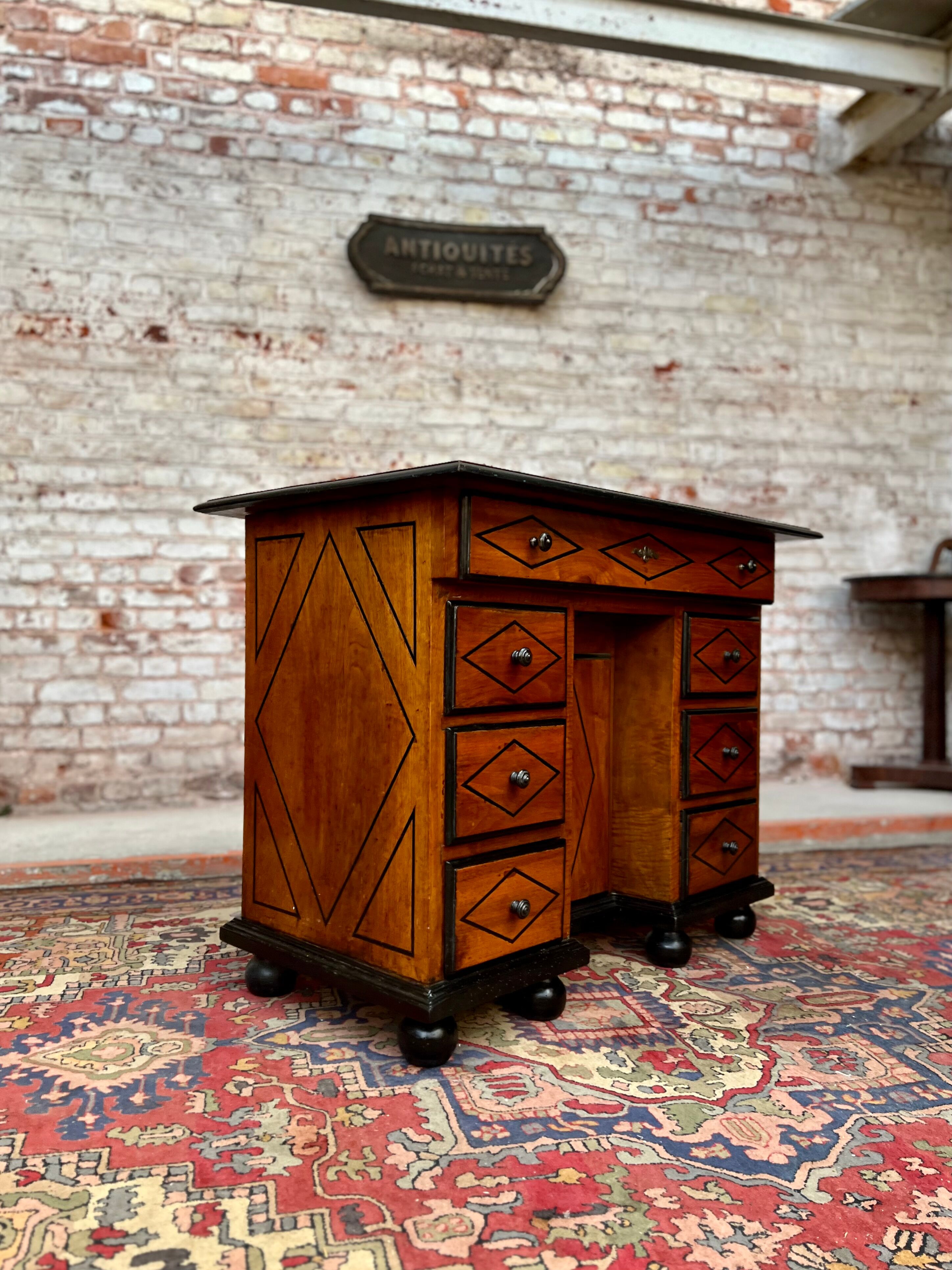 Moneychanger's desk in walnut and wooden net of Louis XIV period late seventeenth century