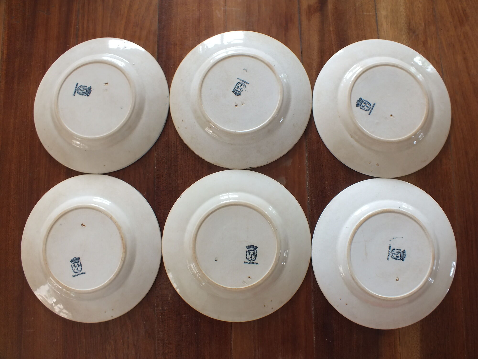7 flat plates in Terre de Fer St Amand model Boule de Neige