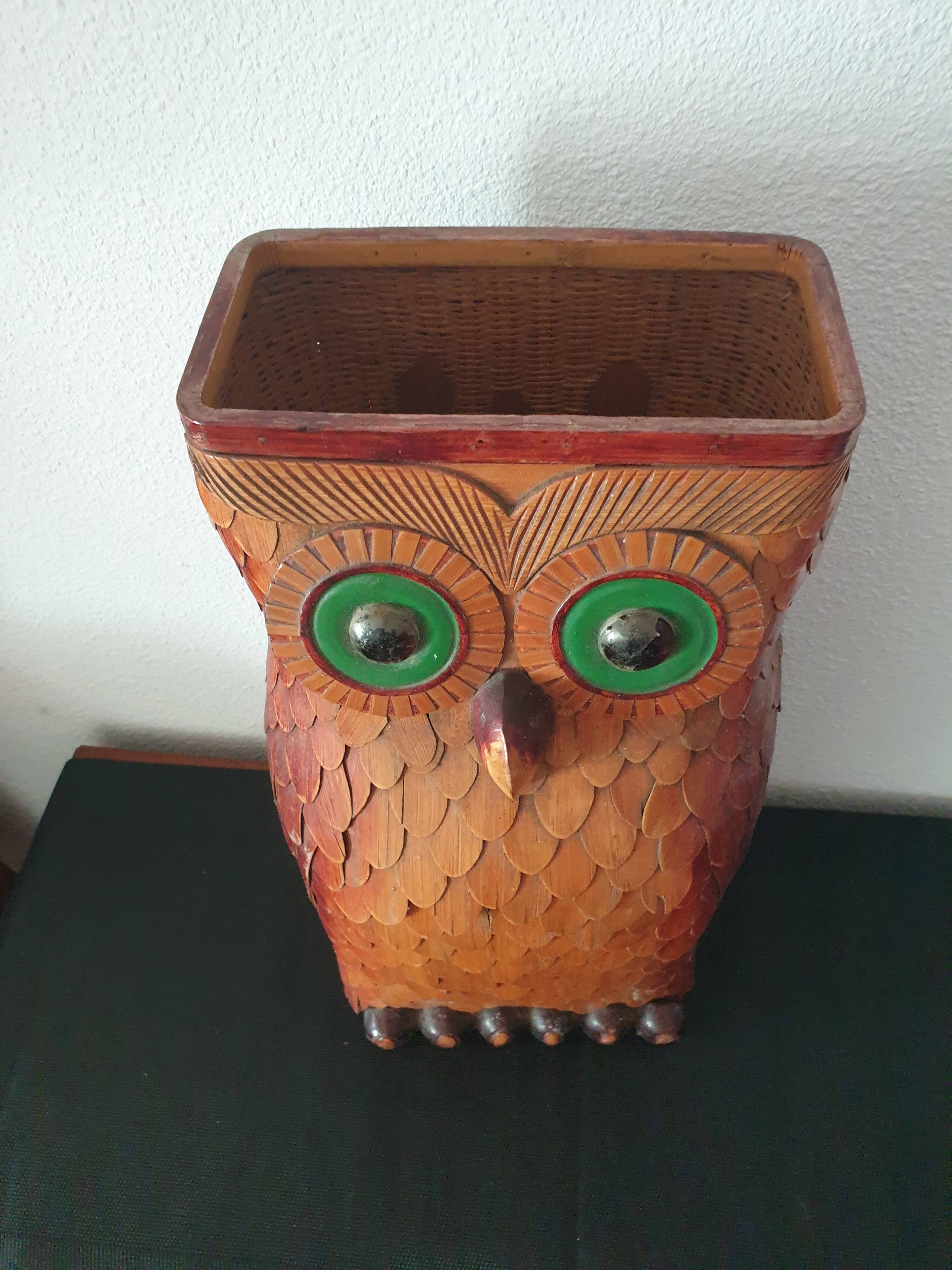 Umbrella holder in the shape of an owl in wood and wicker