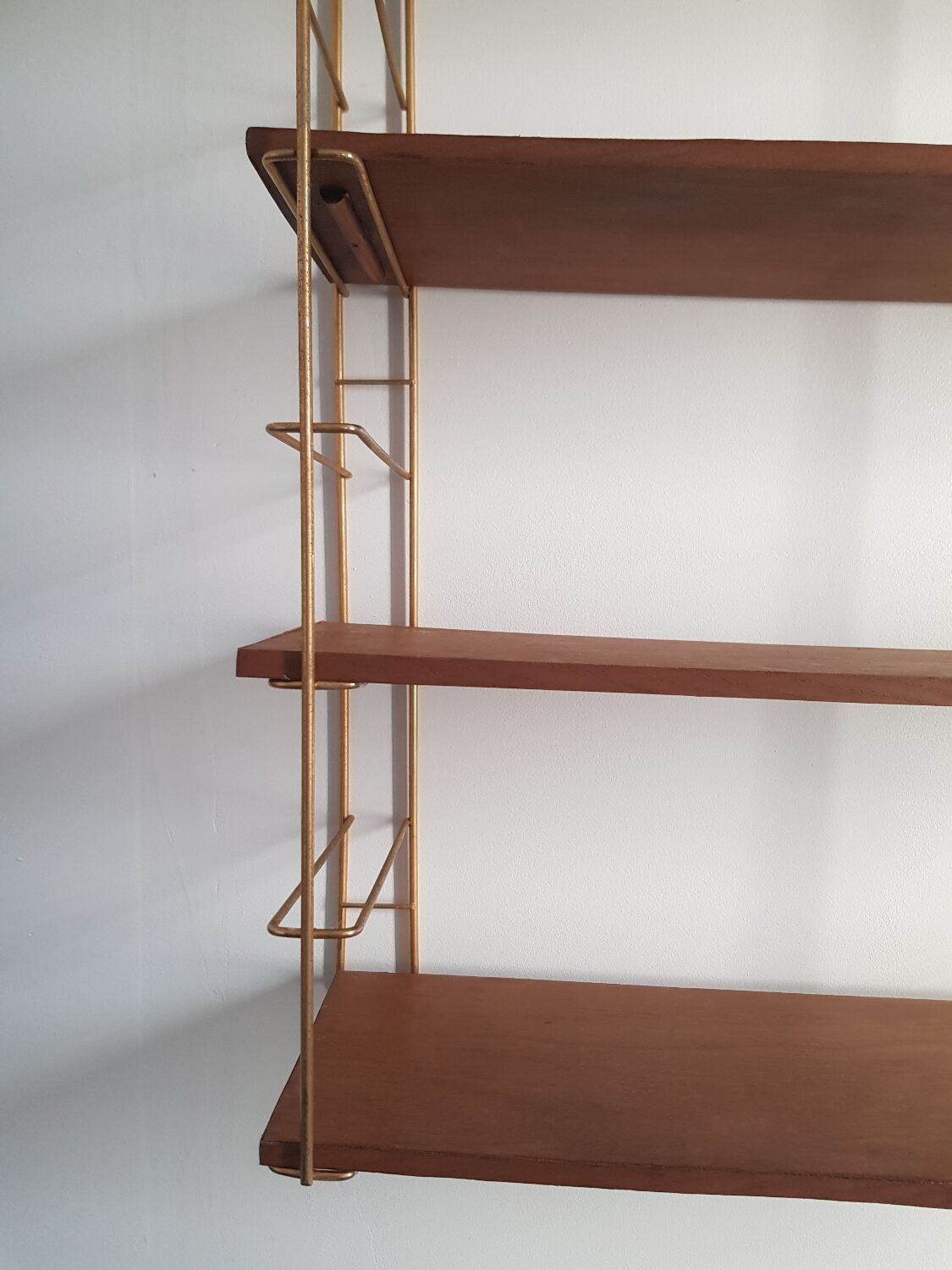 Etagere metal doré et tablettes en bois