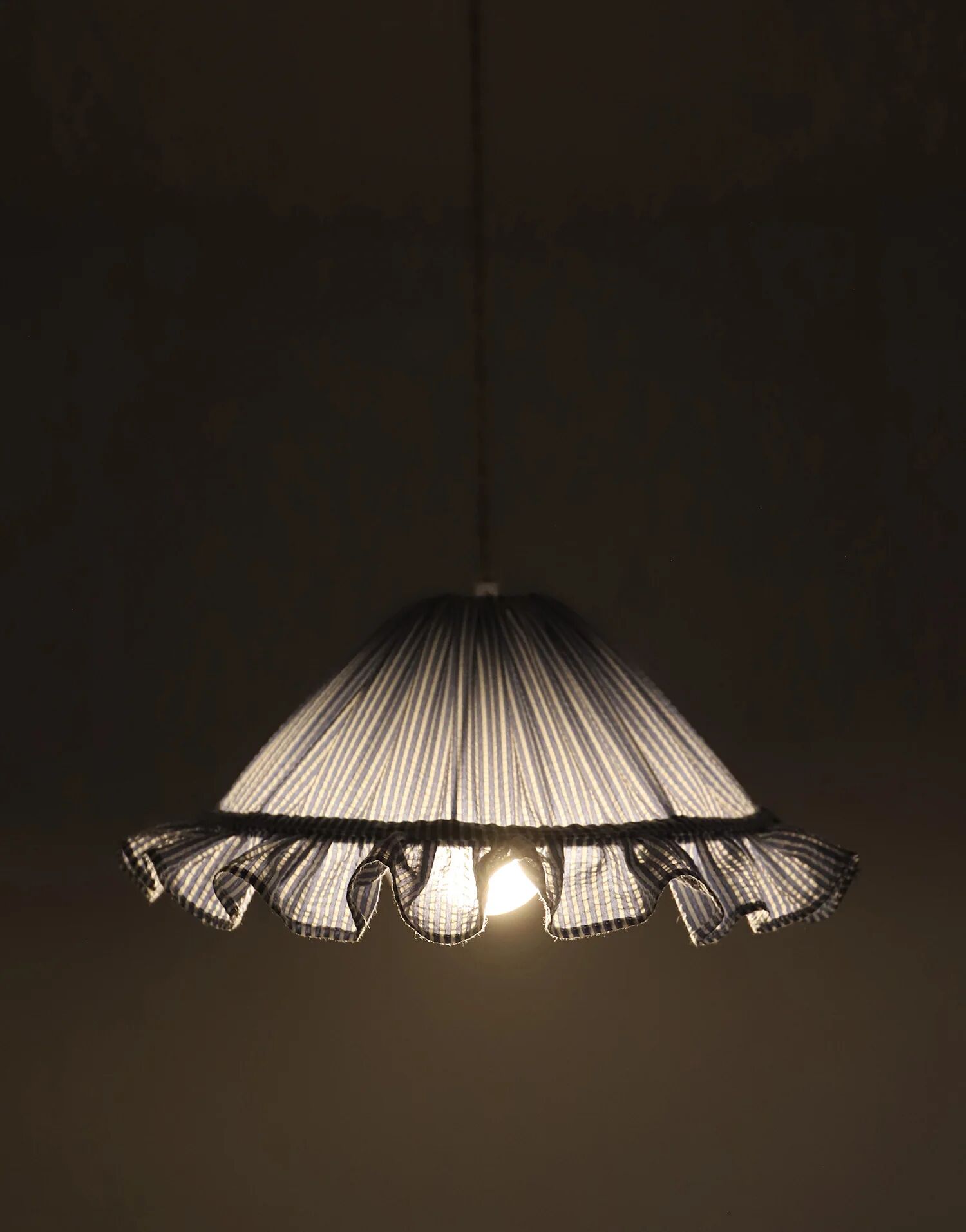 Conical suspension fine stripes with small Emilia "marina" wheel