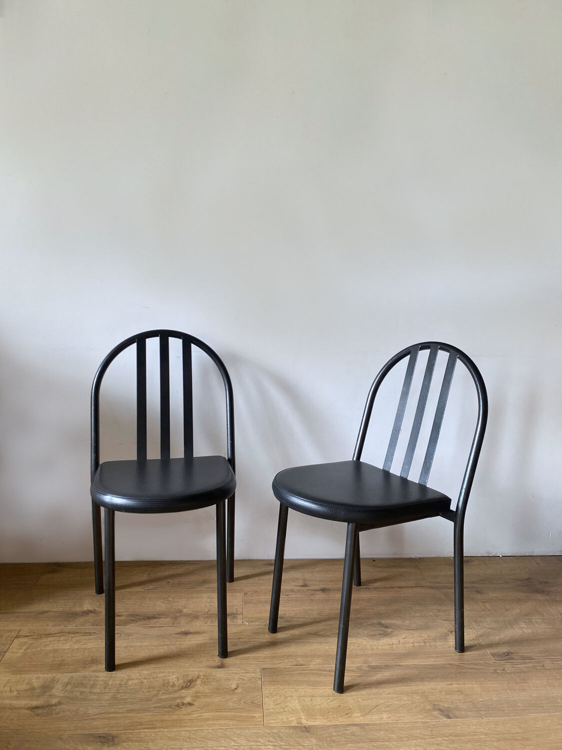 Chaises métal et skai Mallet Stevens