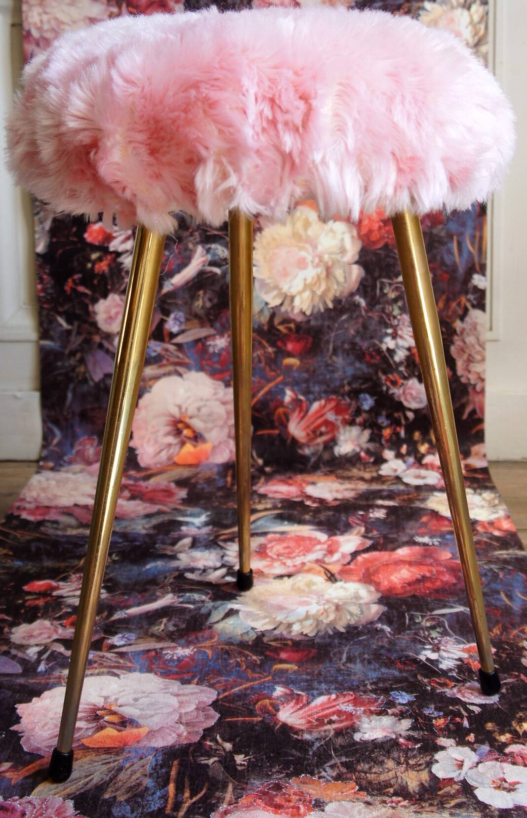 Pink moumoute tripod stool