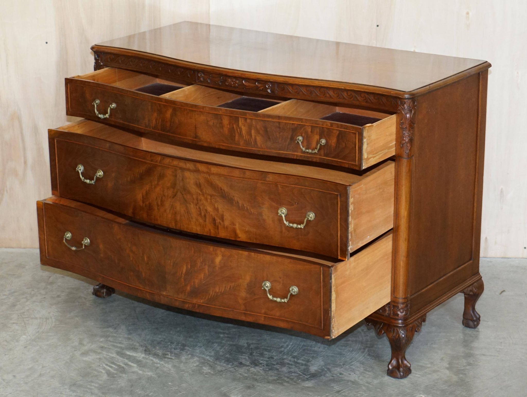 Commode Victorienne Tardive en Bois Dur Pieds Griffe et Boule