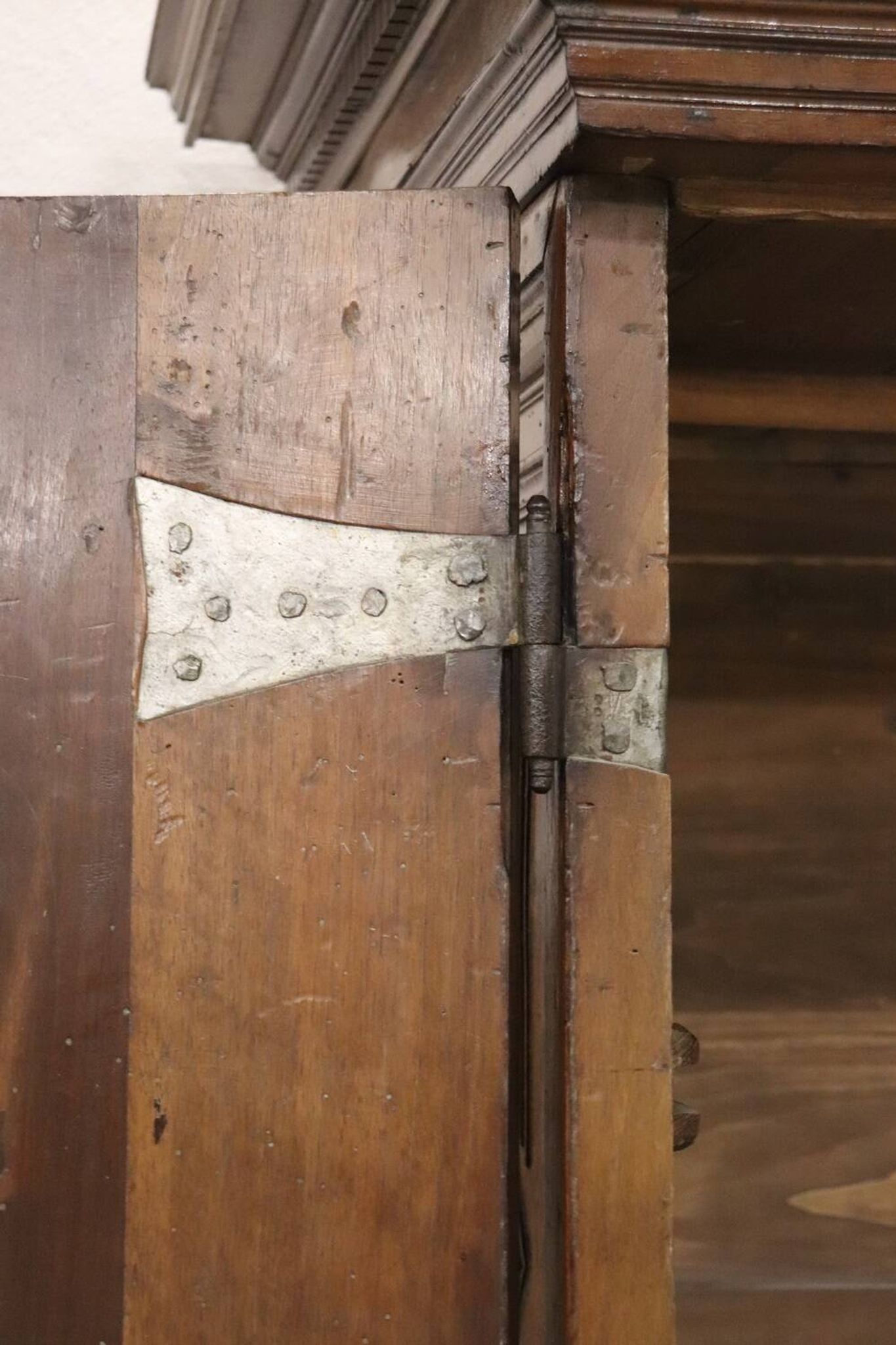 Armoire à Secret Du 17ème Siècle En Noyer