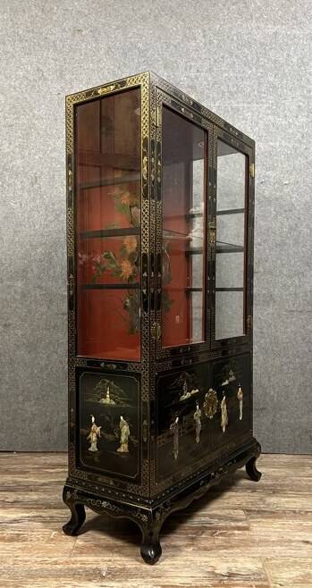 20th century China: Pretty bookcase in lacquer, hard stone and mother-of-pearl with three glazed sides