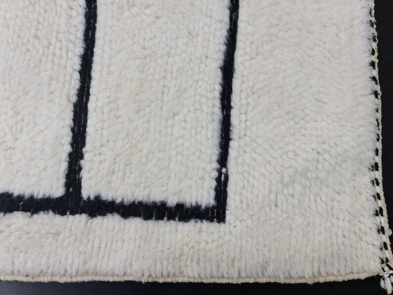 Beni Mrirt rug in handmade white wool, size 150 x 260 cm