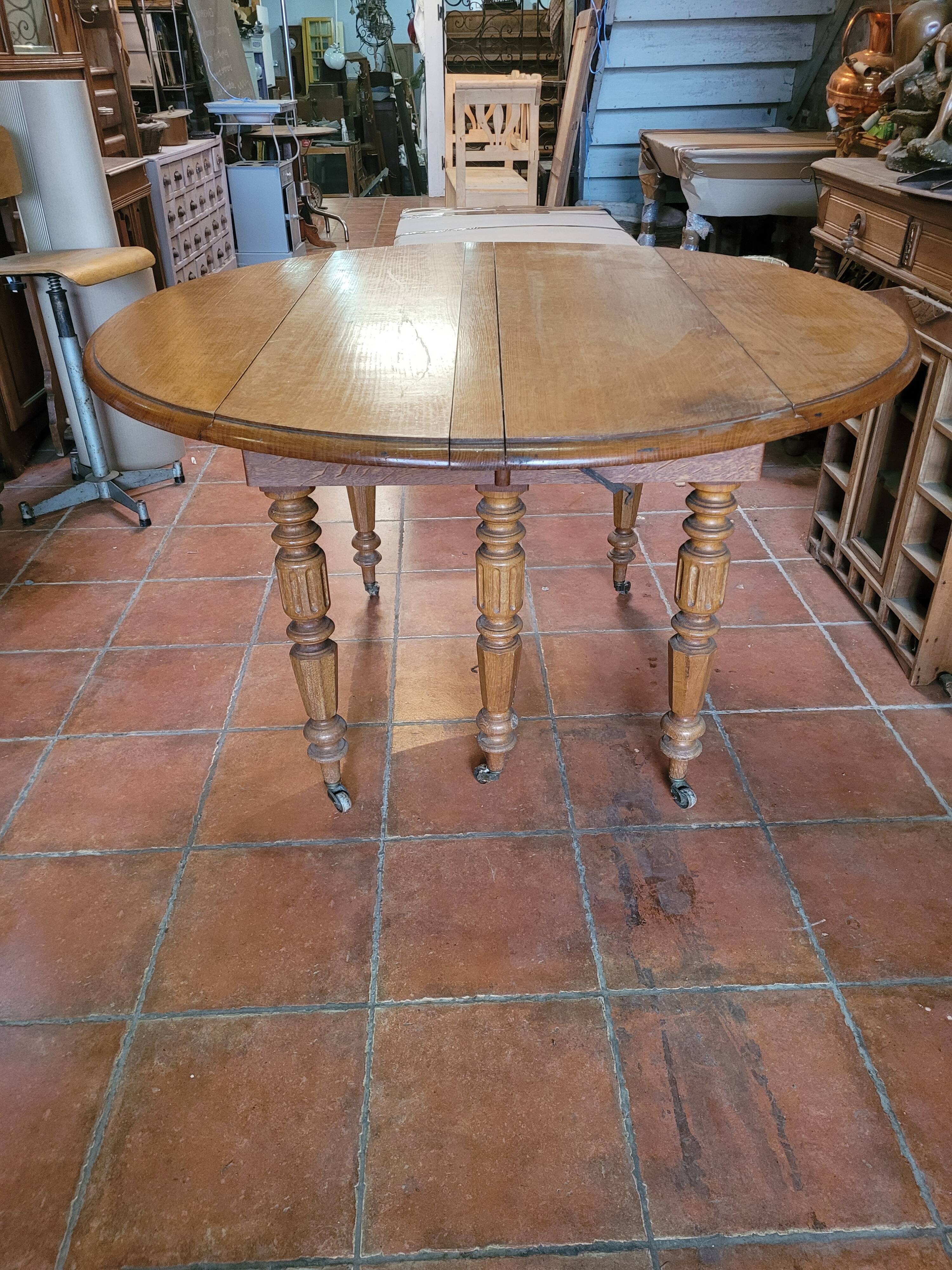 Round table 6 feet in oak with extension