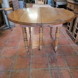Round table 6 feet in oak with extension