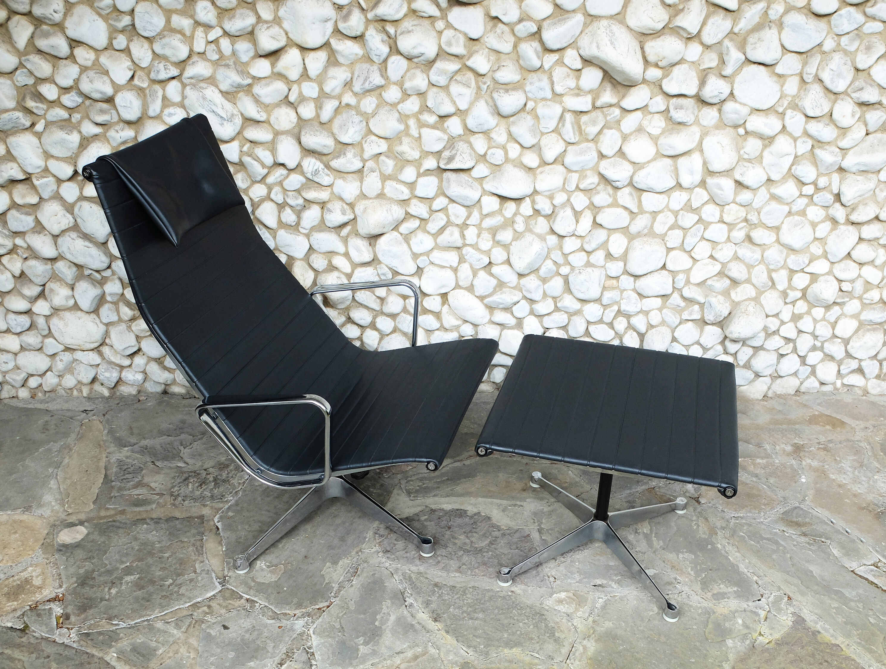 Lounge Chair Chair EA124 - Ottoman EA125 by Charles - Ray Eames for Herman Miller 1960s