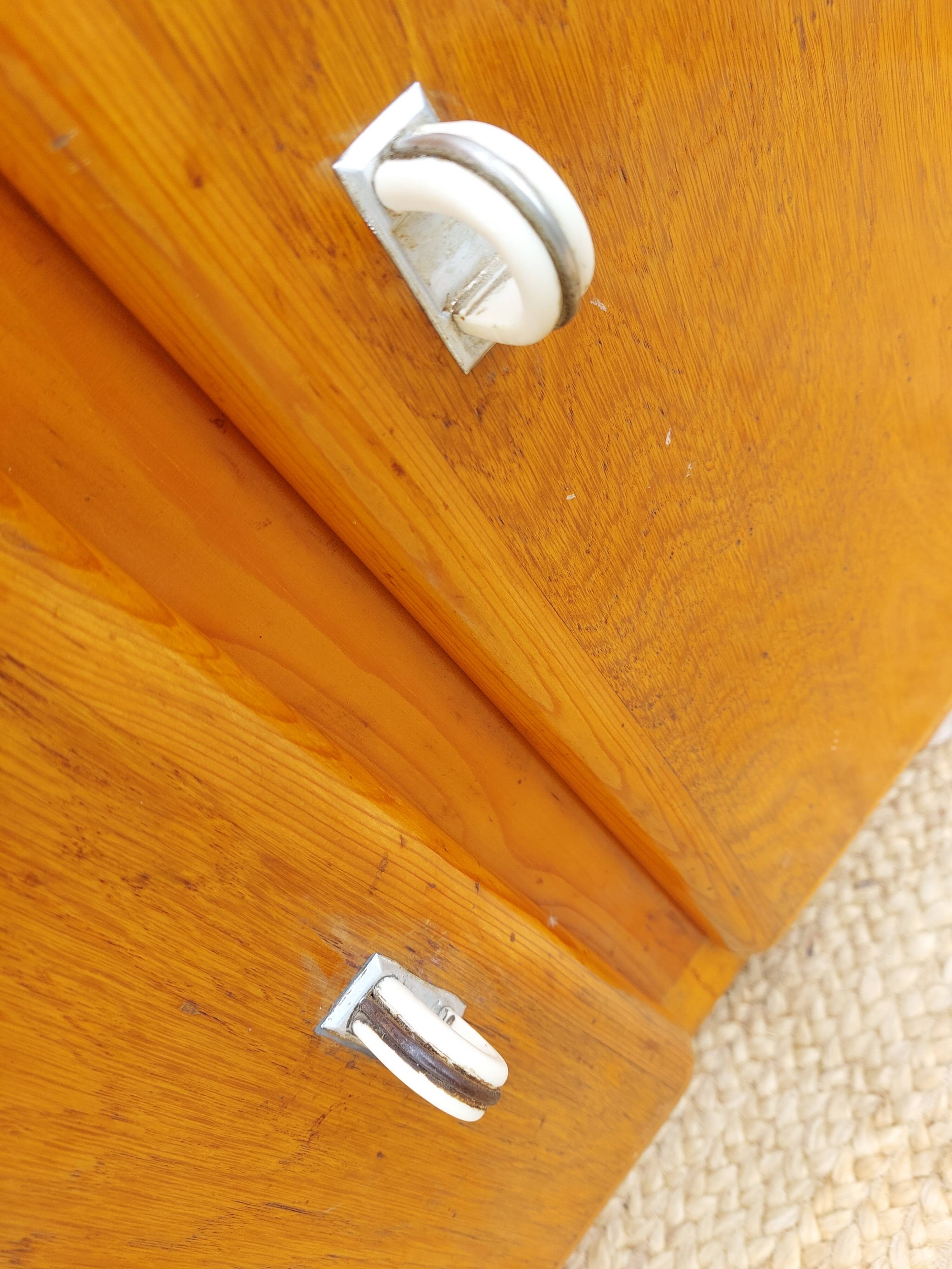 Mado buffet, asymmetrical doors and metal