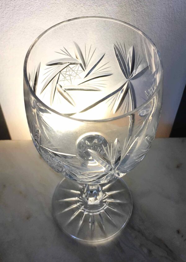 Set de 12 verres à vin en cristal taillé