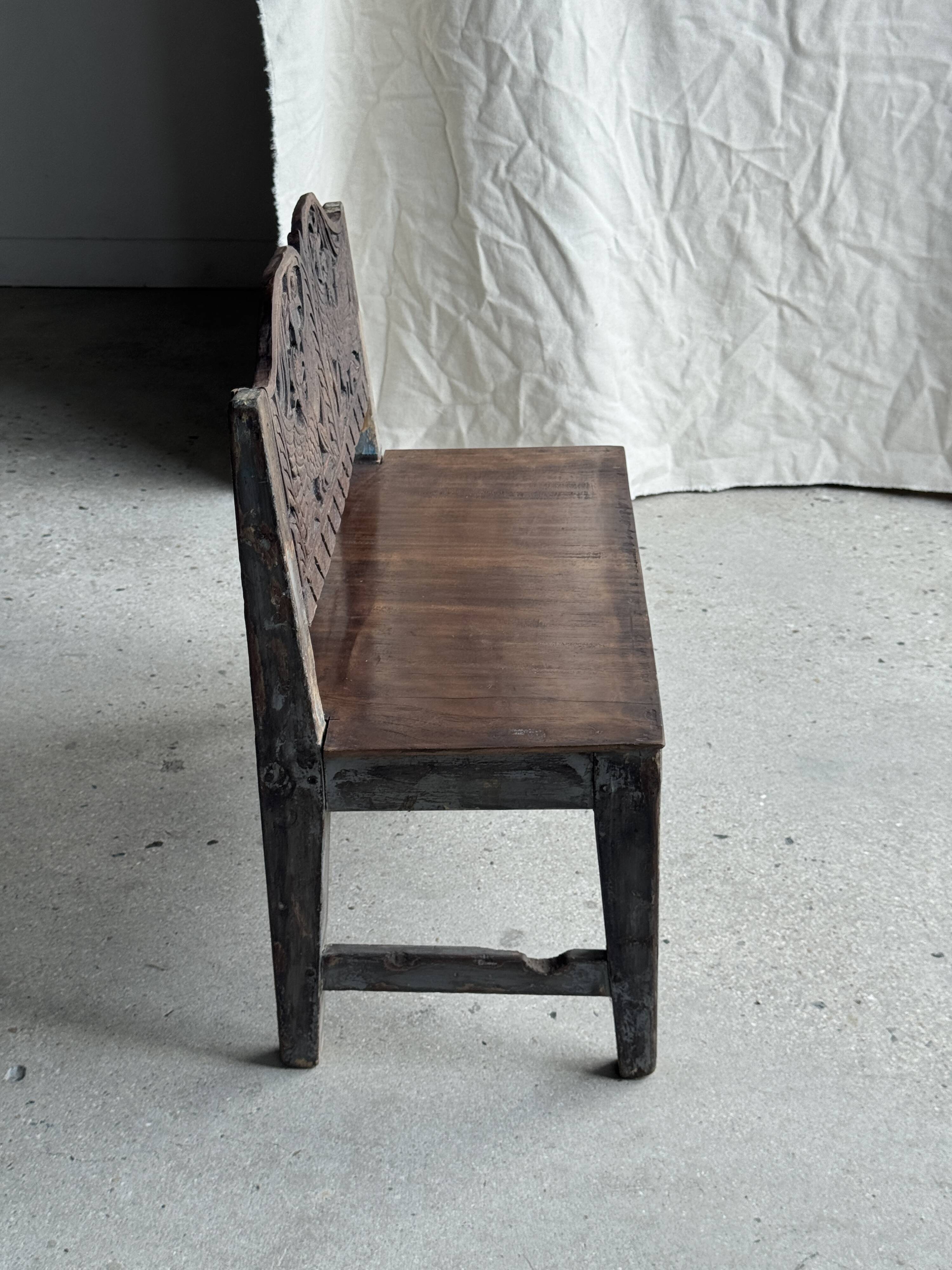 Mini banc à dossier sculpté à motif d'oiseaux stylisés H58 L61