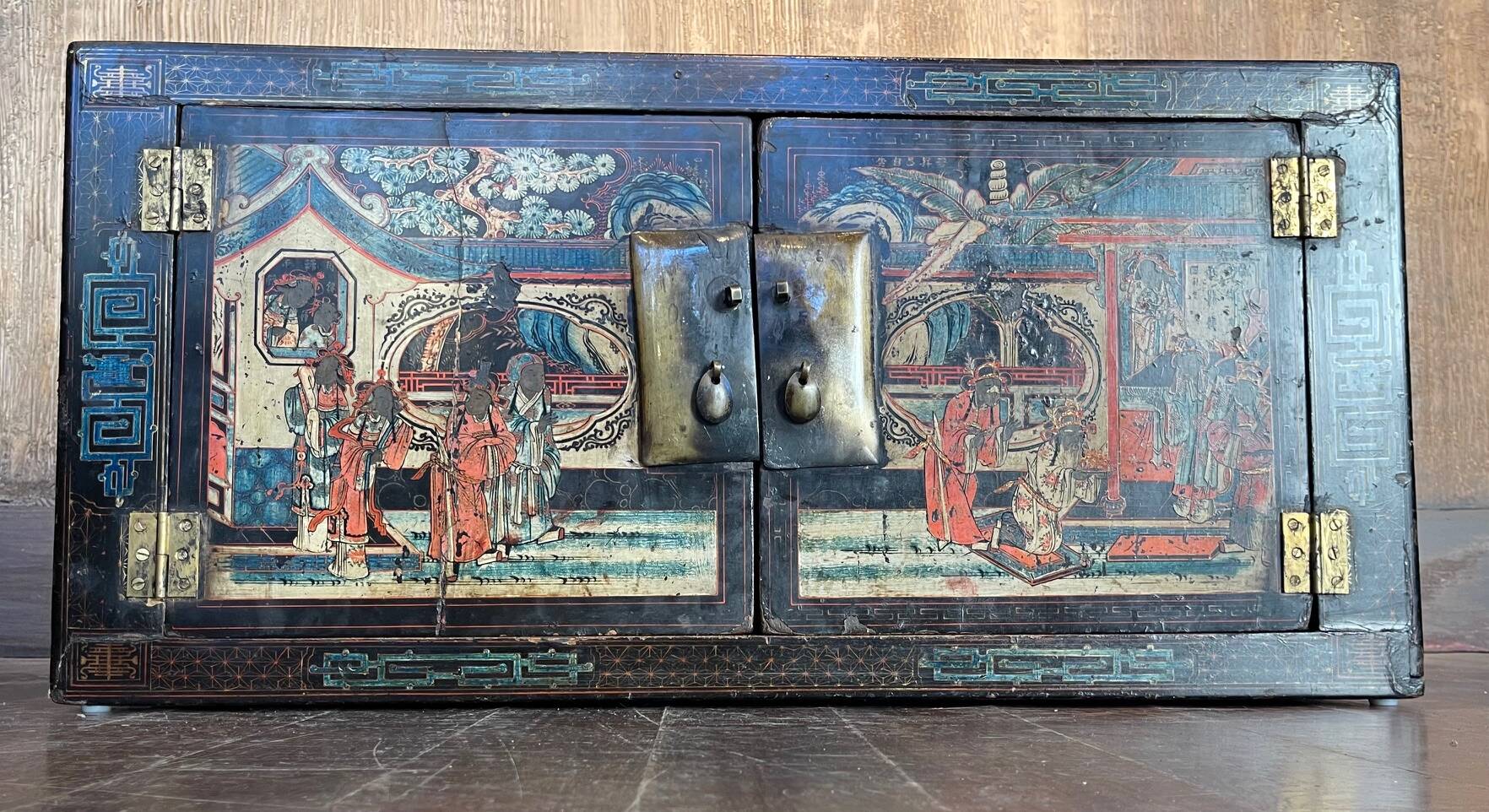 Ancient chinese chest with 2 doors