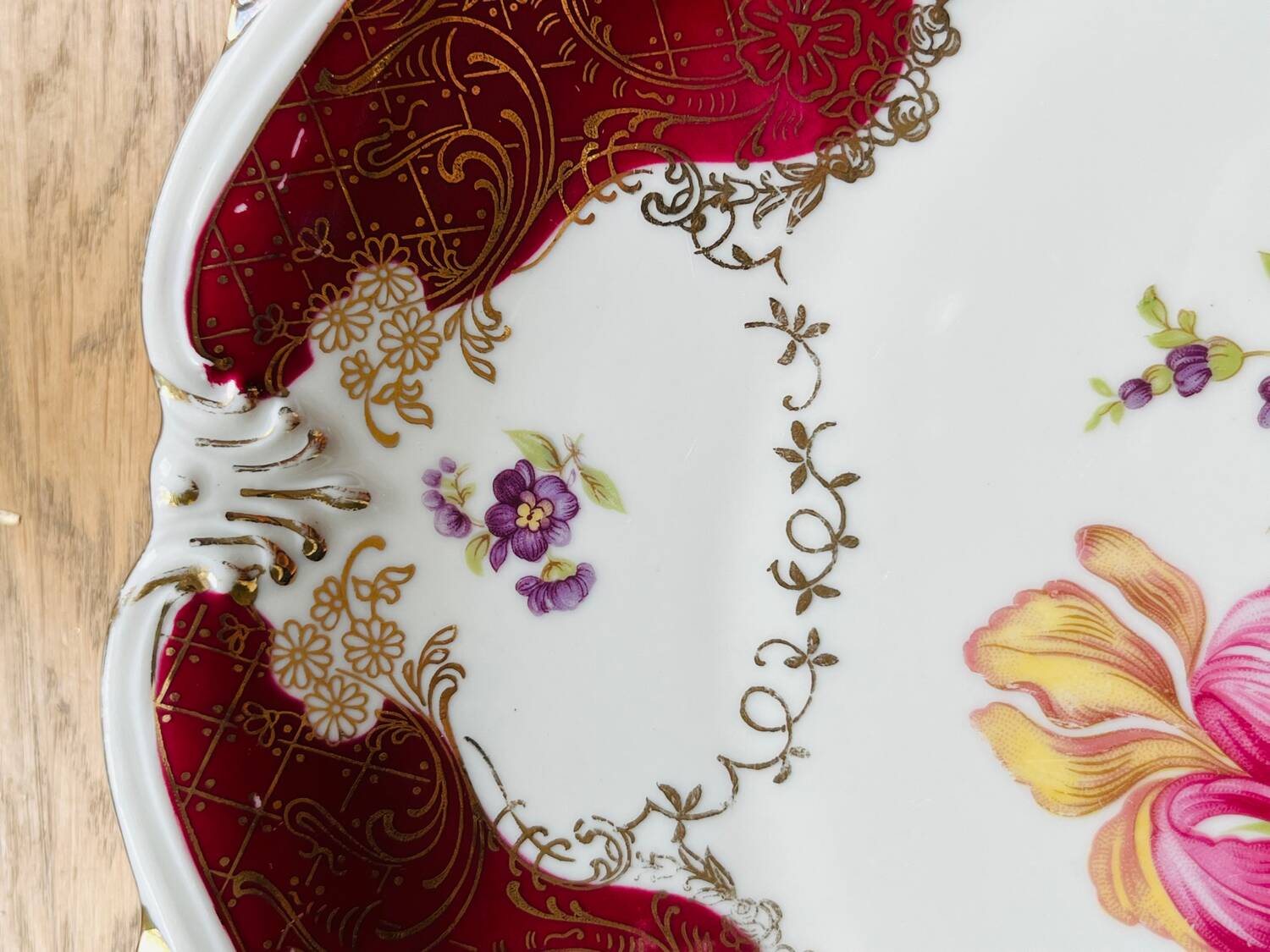 Serving dish in porcelain