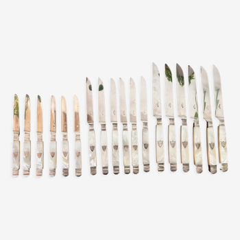 Lot de 18 différent couteaux de la marque Tetard