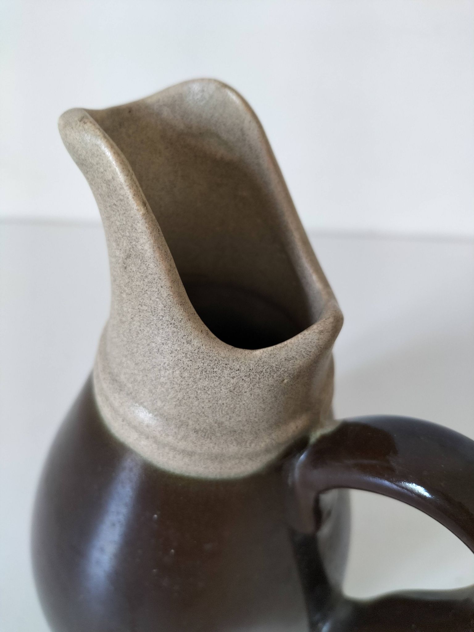 Two-tone stoneware jug model 424