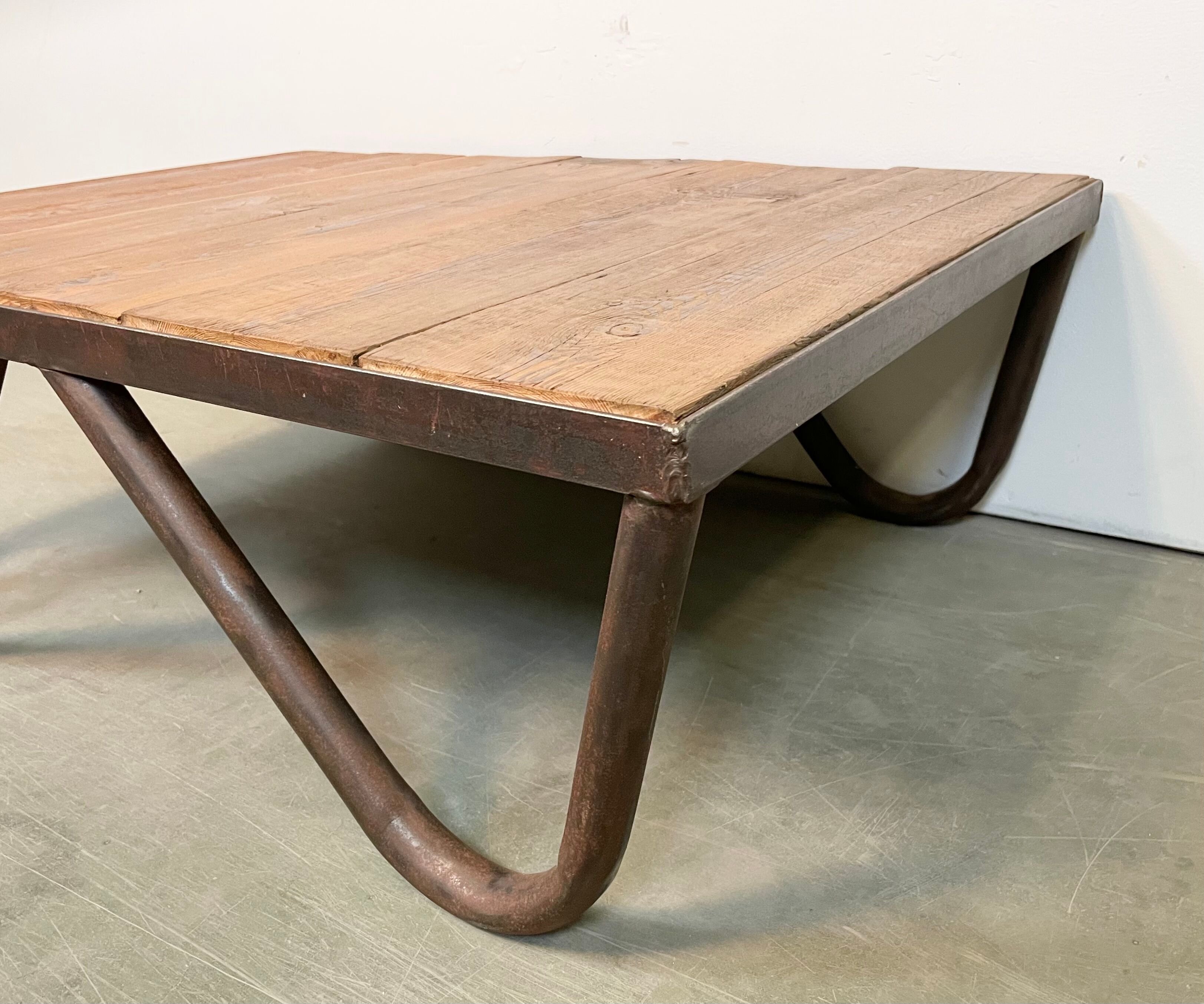Table basse industrielle, années 1960