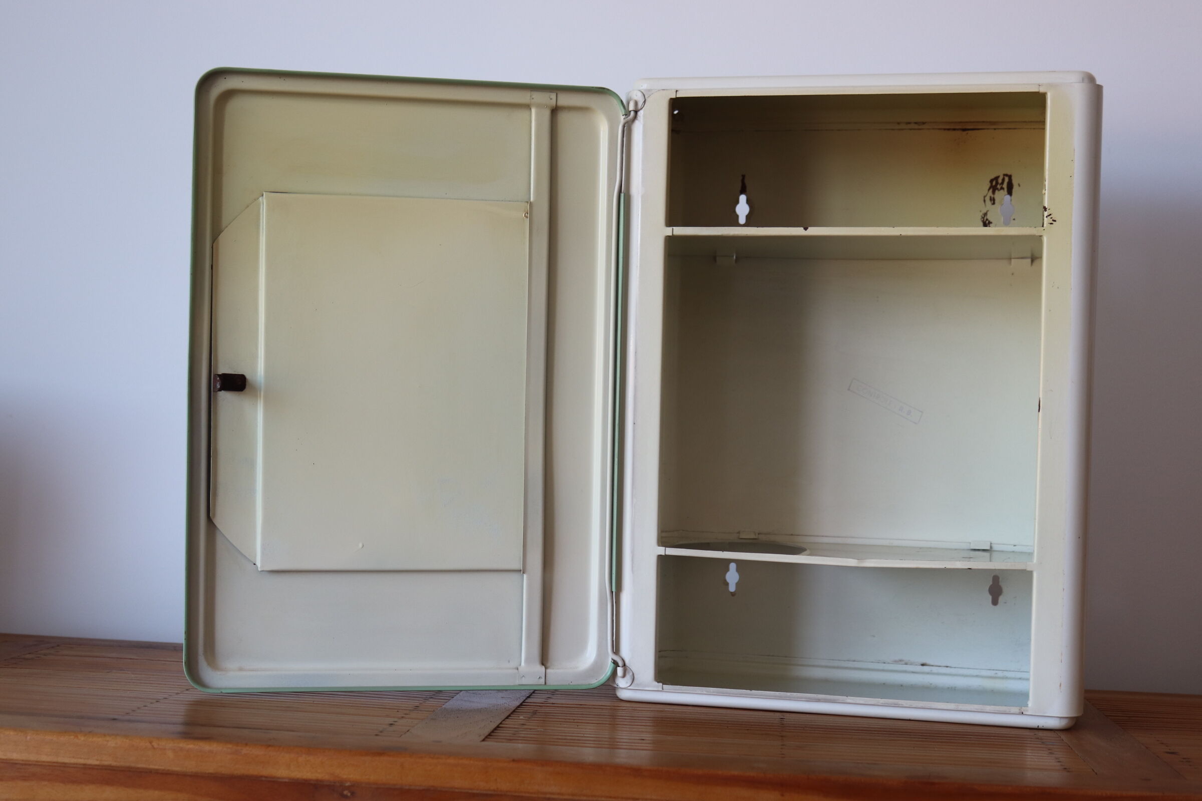 Wall-mounted medicine cabinet year 40