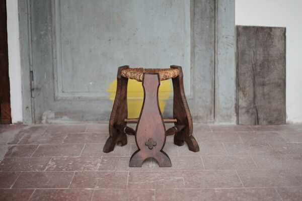 Tabouret bois et jonc tripode, tabouret vintage, tabouret de style gothique