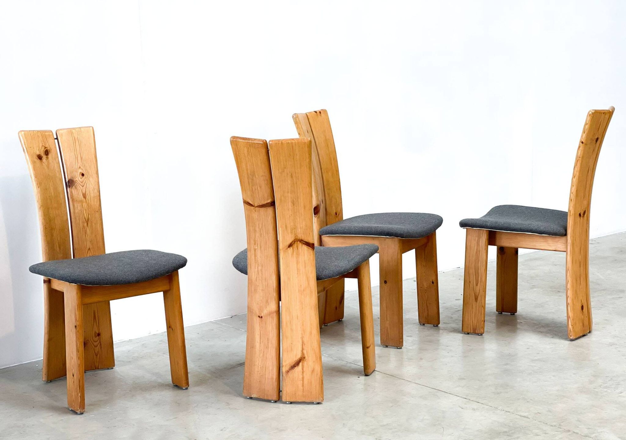 Ensemble de quatre chaises sculpturales brutalistes en chêne