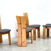 Ensemble de quatre chaises sculpturales brutalistes en chêne