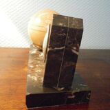Table lamp with pendulum