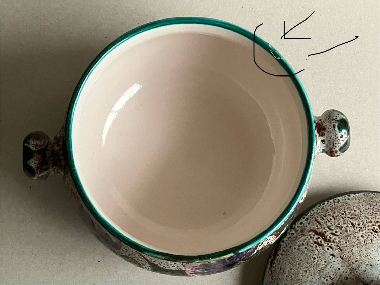 Ceramic pot with lid