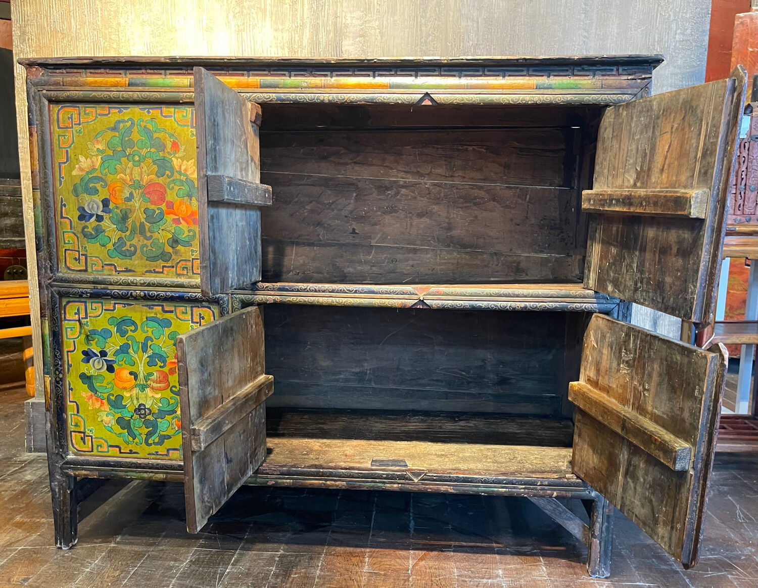 Buffet tibétain 4 portes.