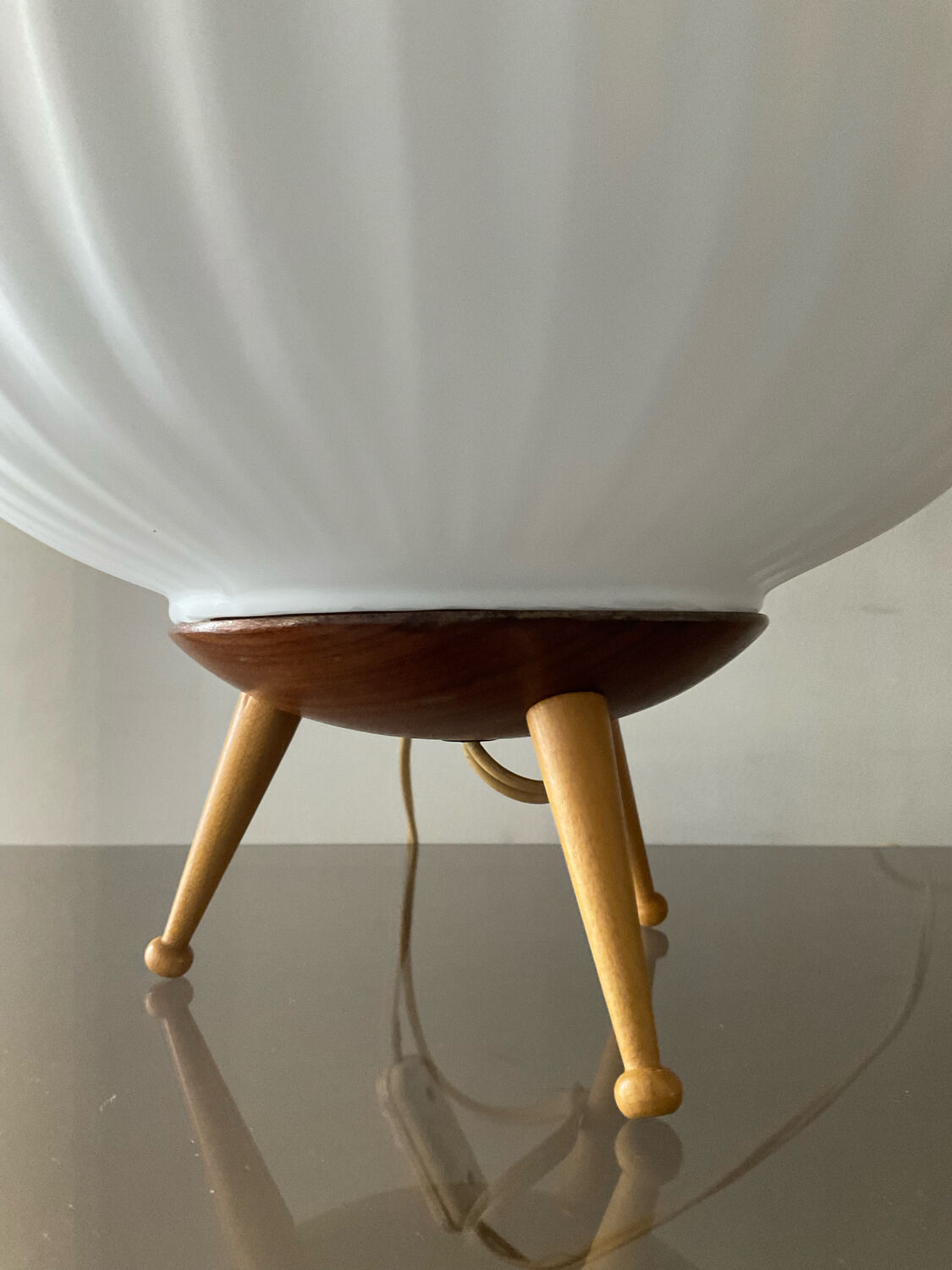 Tripod lamp in opaline and teak from the 60s