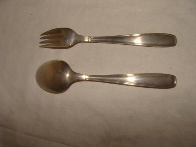 Couverts de table en métal argenté avec écrin